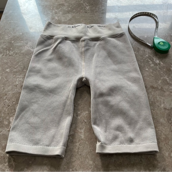 Calvin Klein high waisted shorts cream color size medium - Picture 2 of 7